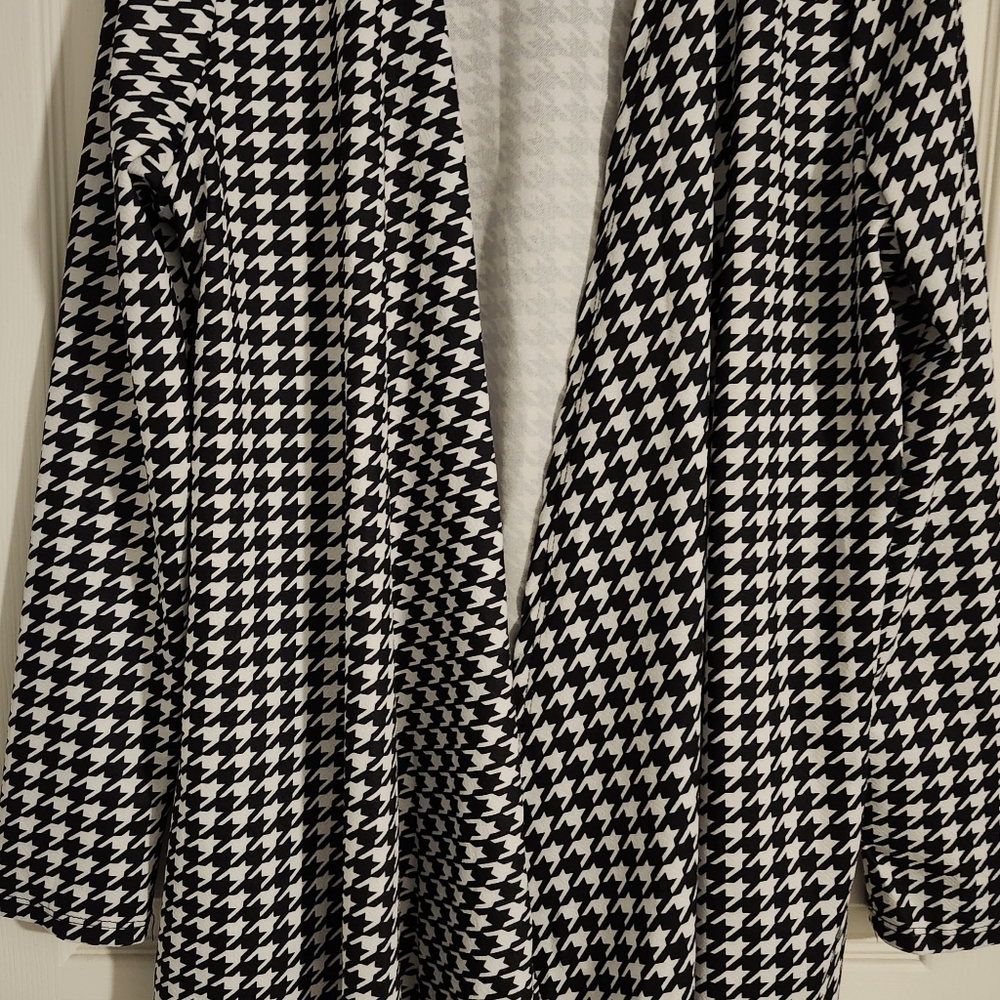 A light jacket in black and white color in XL in 95% Polyester and 5% Spandex.